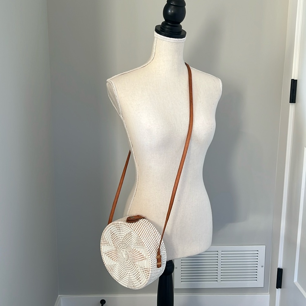 Round wicker purse